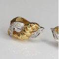 delicati cercei din aur cu diamante. OXO. designer Josef Koppmann. Marea Britanie